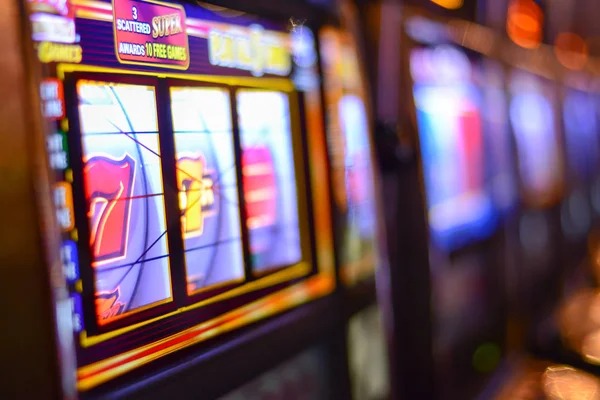 Live Mega Wheel dealer spinning the wheel in real time on heylink dewalive
